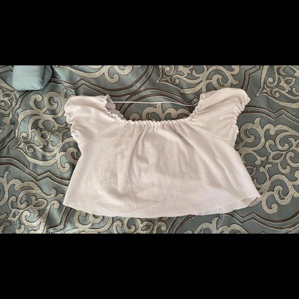 white short sleeve textured crop top. size S